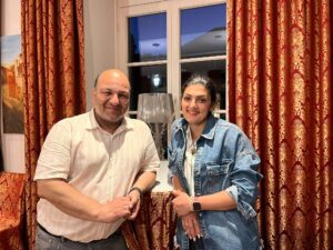 LokalBakış Yayın Yönetmeni Mustafa Güleç, Dr. Ebru Yıldız ile bir tıp kongresinde sohbet ederken (Arşiv).